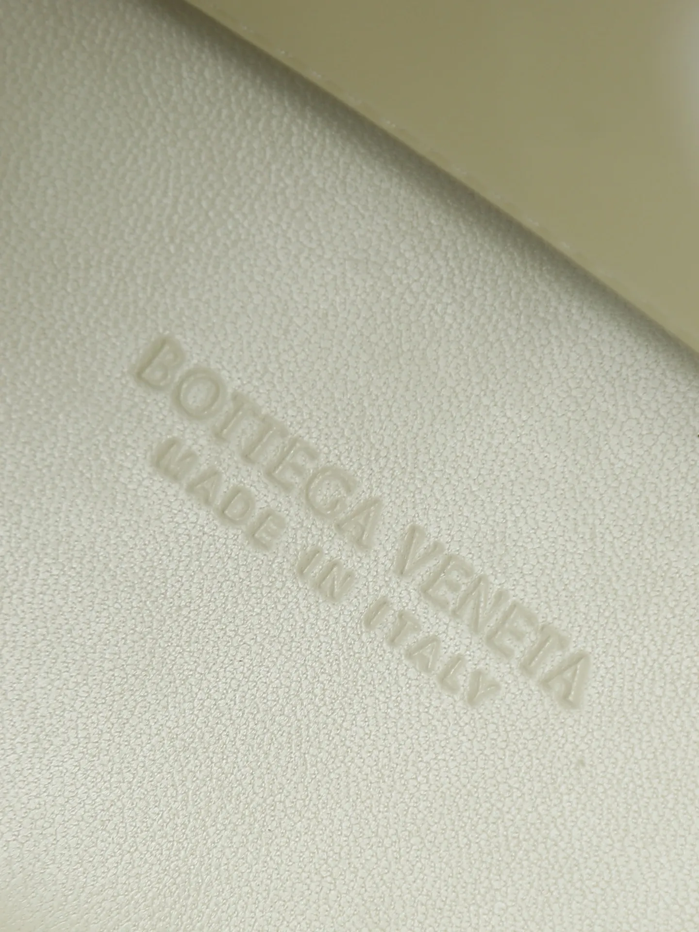 1300. Andiamo is shipping‼ ️Really popular🔥The new Andiamo woven handbag launched by Bottega Veneta this season is really popular all over the world! ! Celebrities at home and abroad have worn it, and Oscar-winning actress Michelle Yeoh has taken it out on the street. Song Jia, Trai Yala, Yu Feihong, Sanji Ayaka, Rosie Hunting-Whiteley, Yoshioka Riho, etc. have all worn this bag. It is classic and versatile and shows off your temperament, and the bag capacity is also large, which is very convenient for daily commuting! ! A variety of carrying methods, the shoulder straps can be adjusted by yourself, the original lambskin feels soft and delicate, and the unisex style breaks the gender boundaries and brings a more practical and long-lasting use experience. Andiamo, which has both elegant and casual styles, perfectly interprets the true appearance of "fashionable old money style". Style number: 766014 Size: 25*22*10.5cm